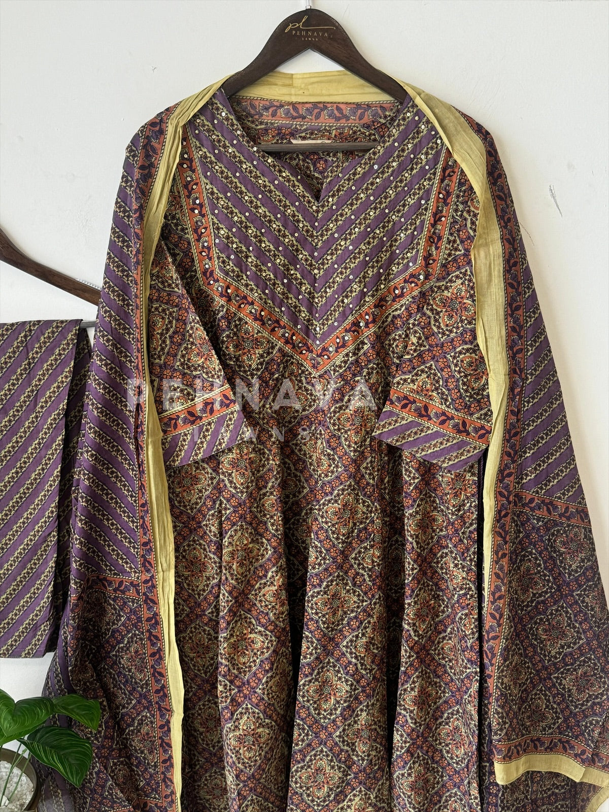 Printed kurtha Suit Set-5664 - Pehnava Lawns