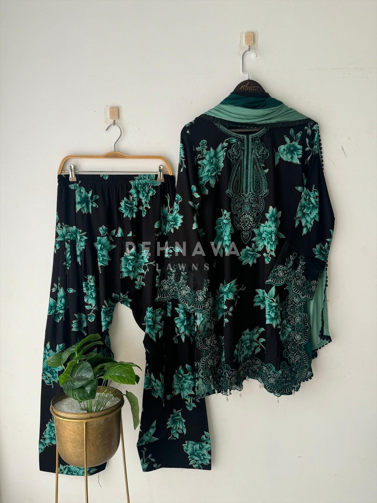 New Floral Embroidery Kurtha Suit Set-268 - Pehnava Lawns