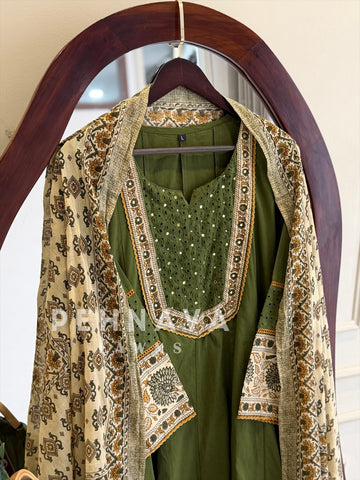 Yoke Hakoba Printed Suit