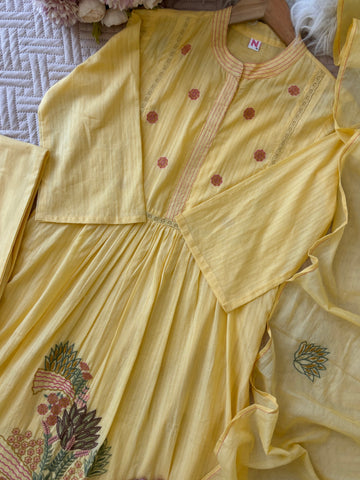 Cotton pleated suit with Embroidery detailings