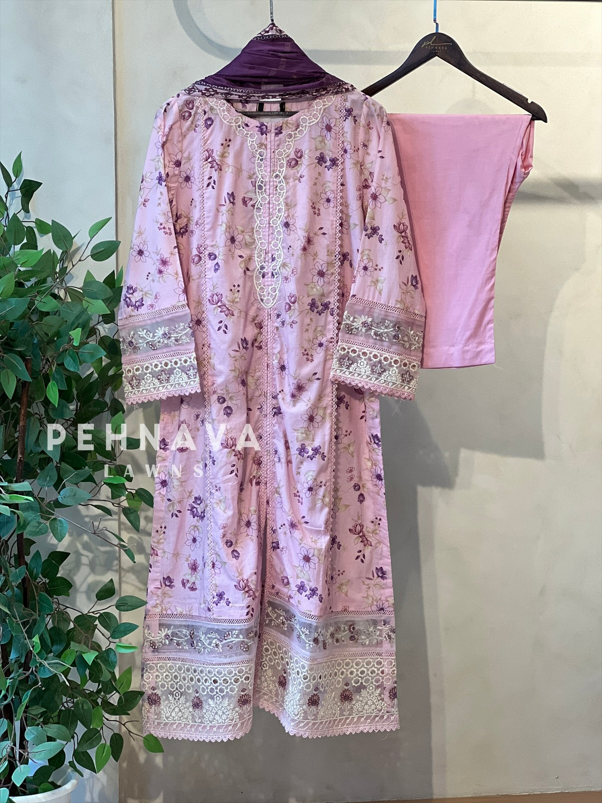 Luxurious trendy pure lawn
