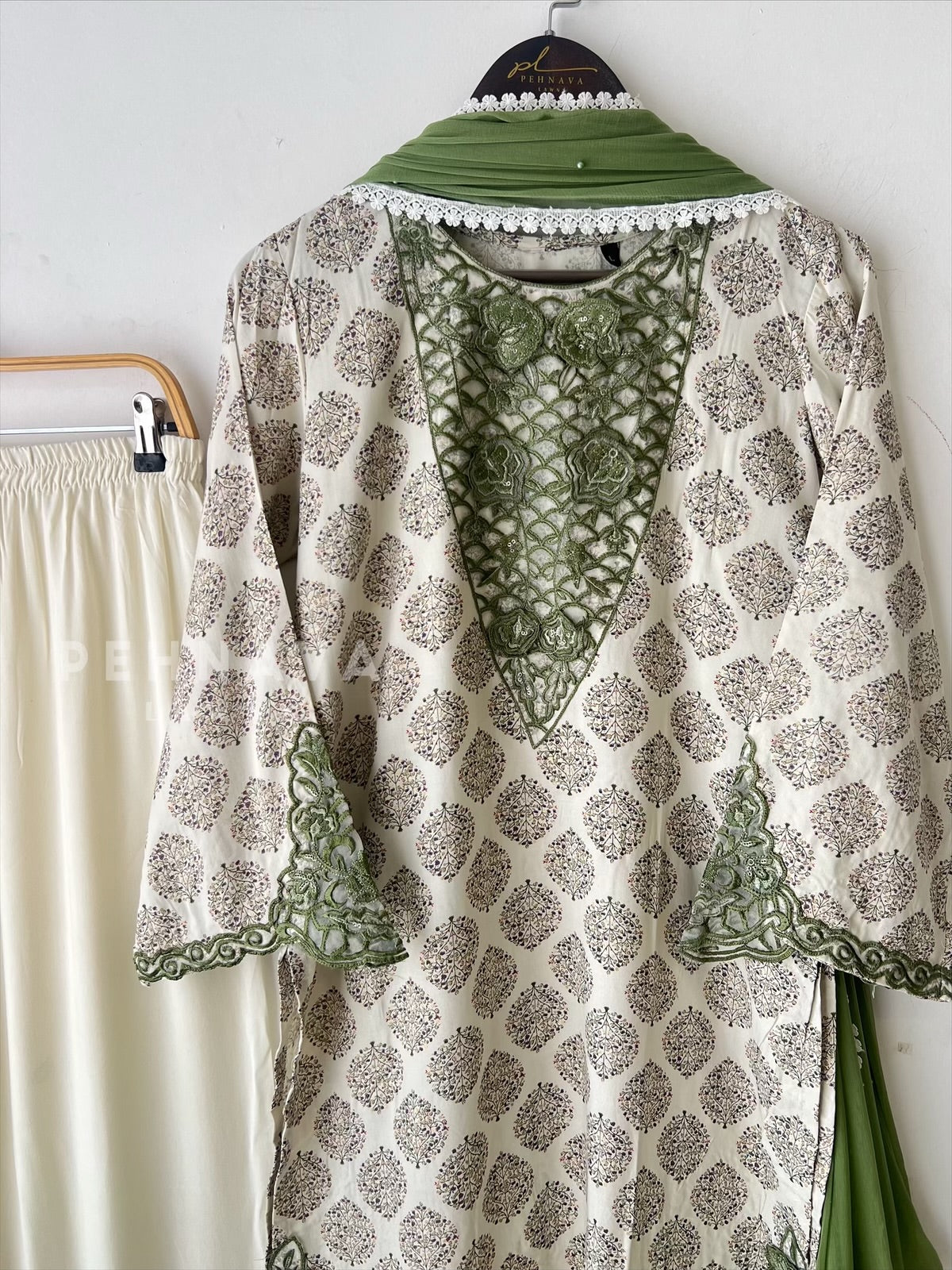 New Floral Embroidery Kurtha Suit Set LRC 182