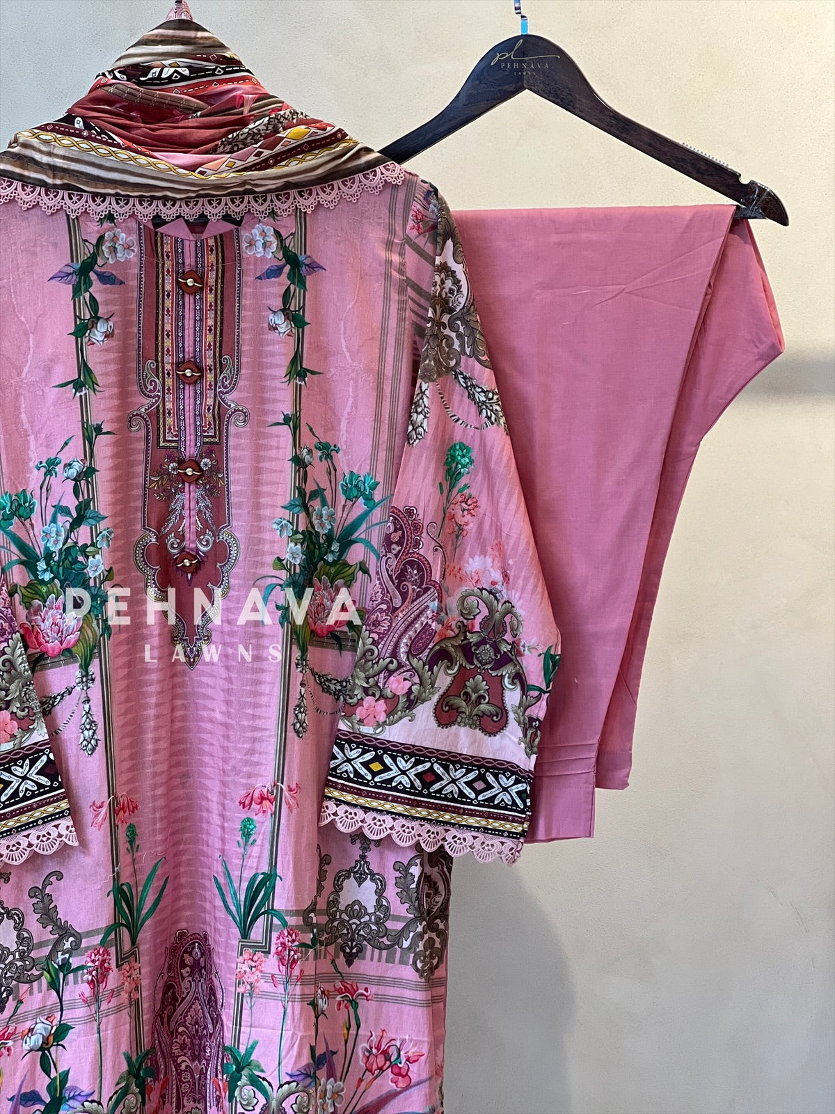 Luxurious trendy pure lawn