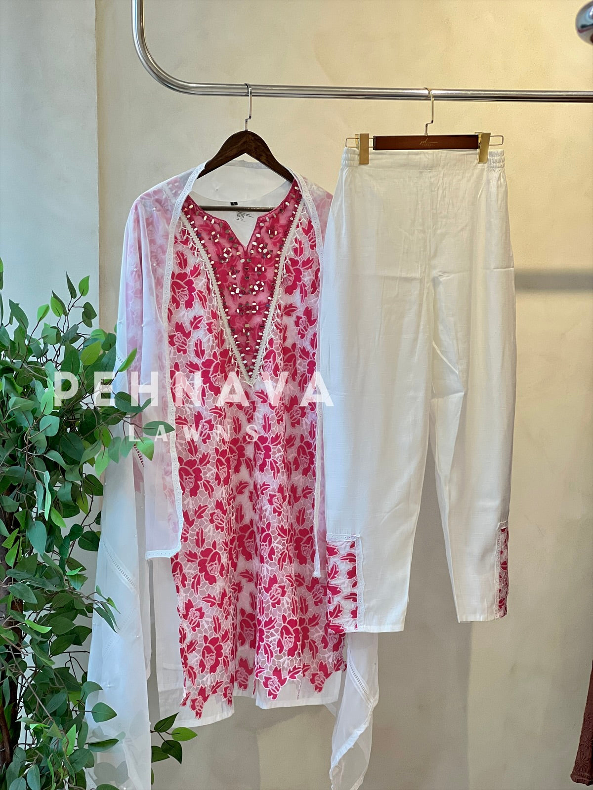 Glamorous Cutwork Suit Ft. Organza Dupata - Pehnava Lawns