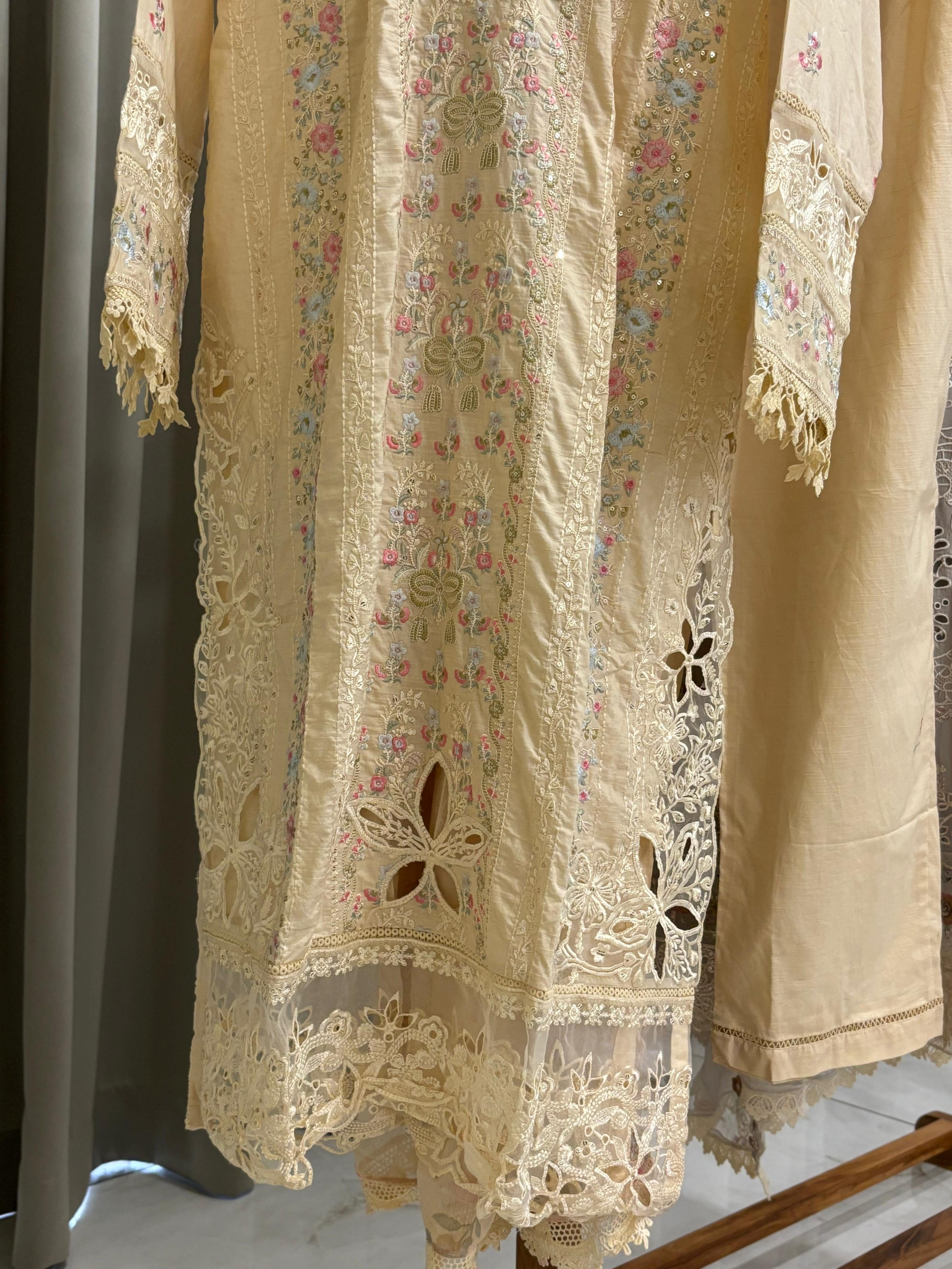 Luxurious Trendy Pure lawn Suit-0928