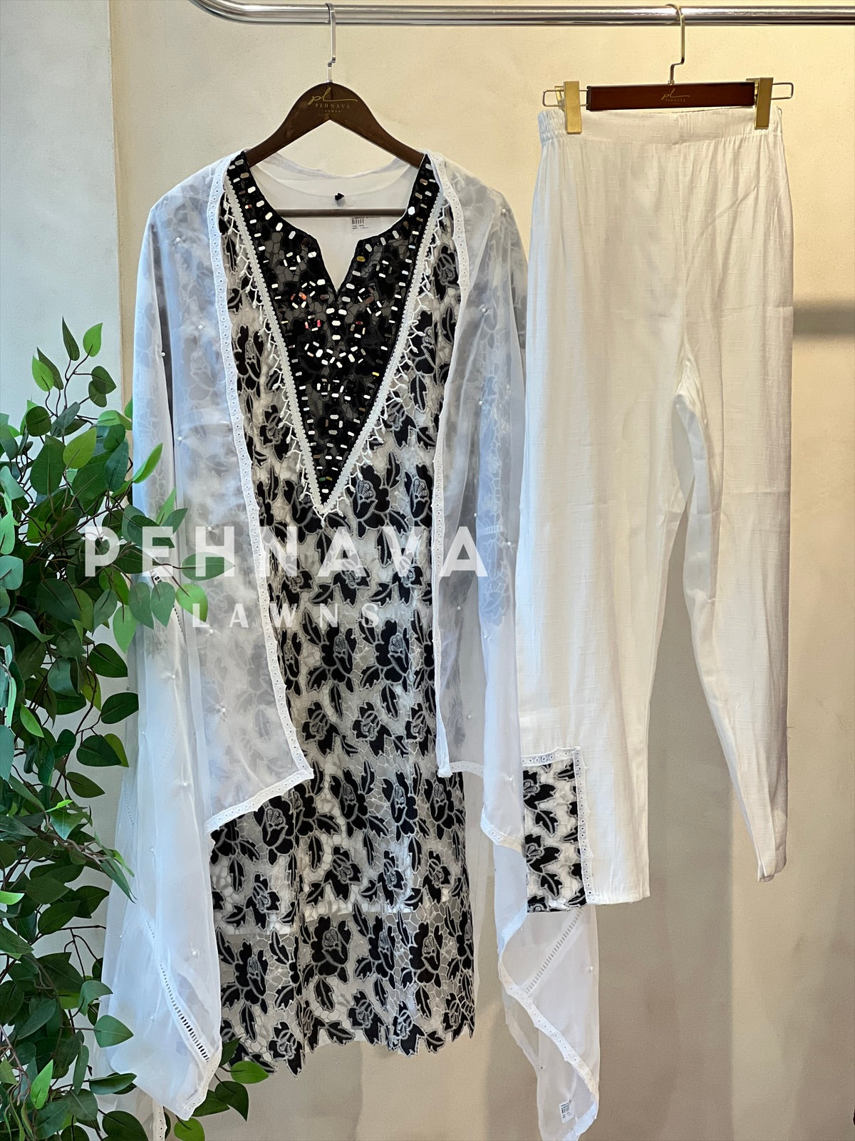 Glamorous Cutwork Suit Ft. Organza Dupata - Pehnava Lawns