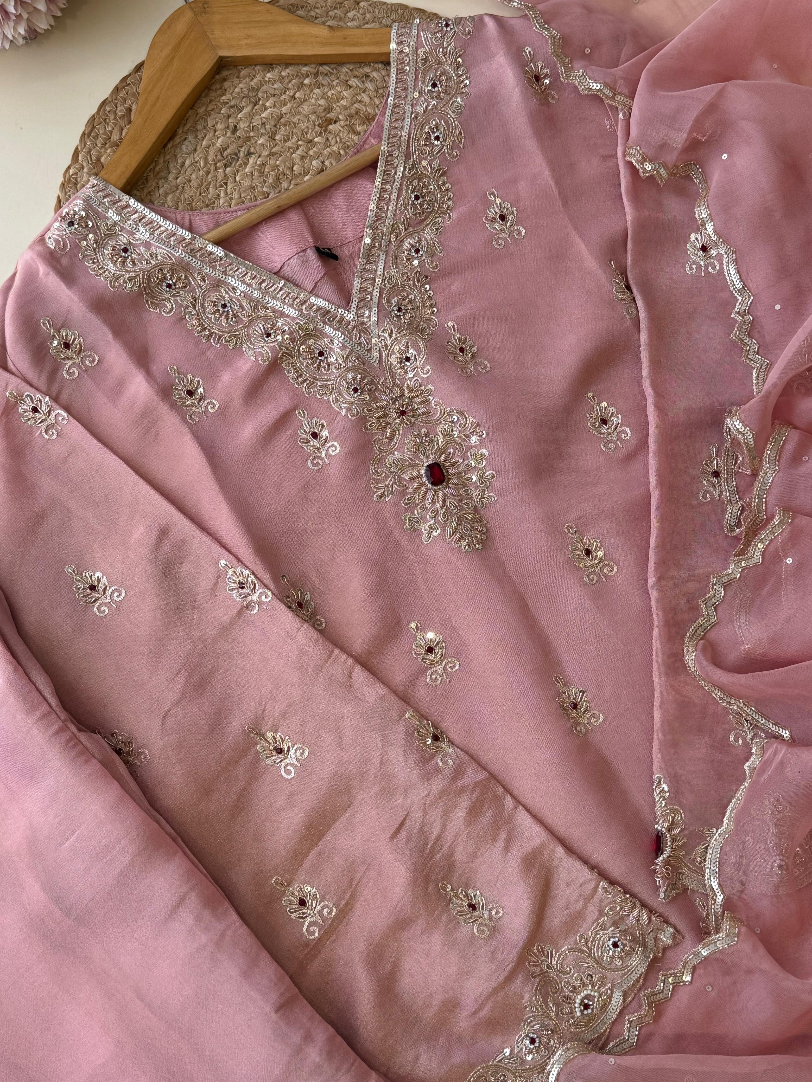 Tissue hand detailed suit with organza scalloped dupatta8909
