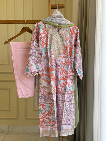 Pure  Cotton suit with embroidered patches and detailings-7