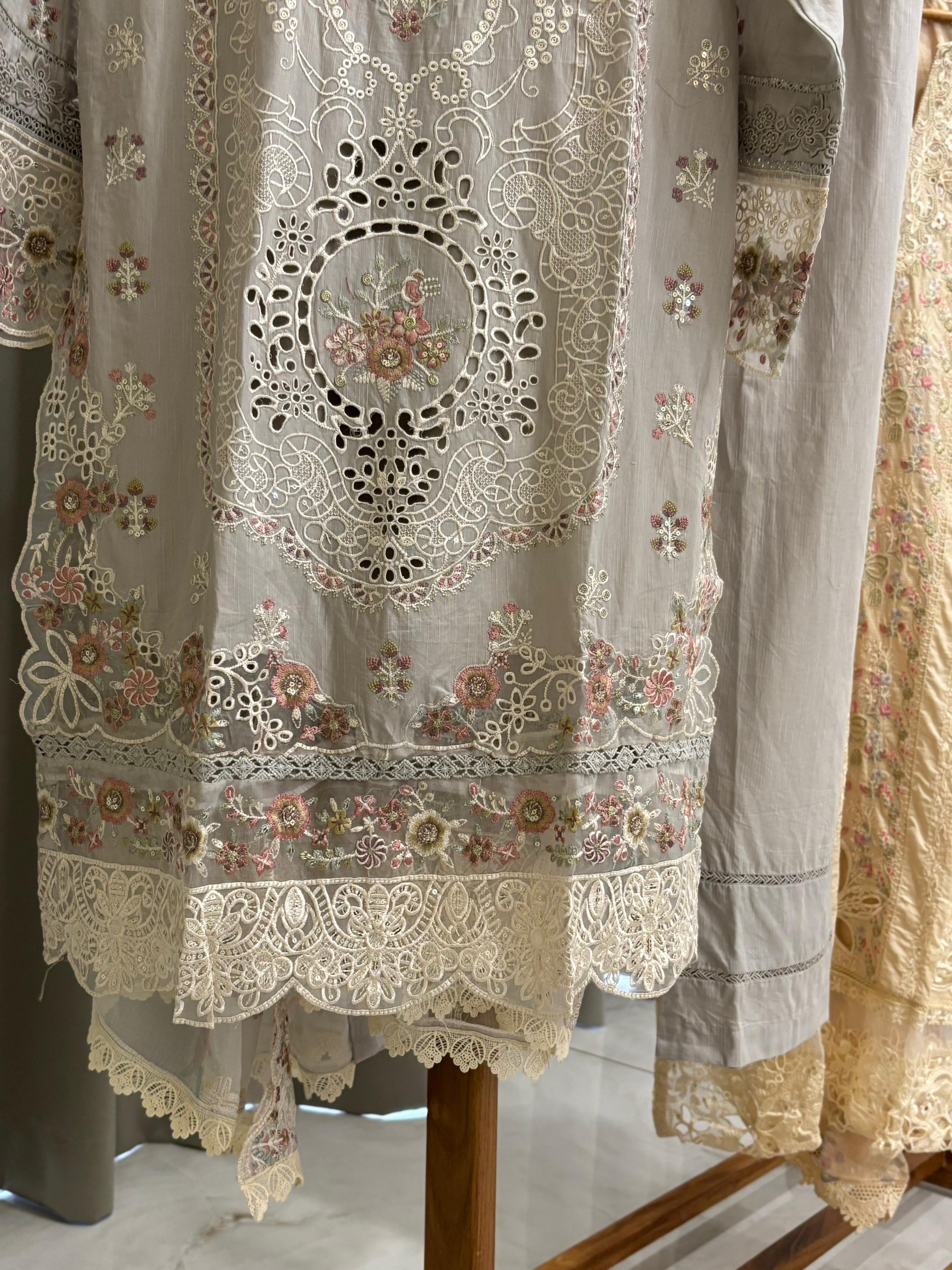 Luxurious Trendy Pure lawn Suit-0927