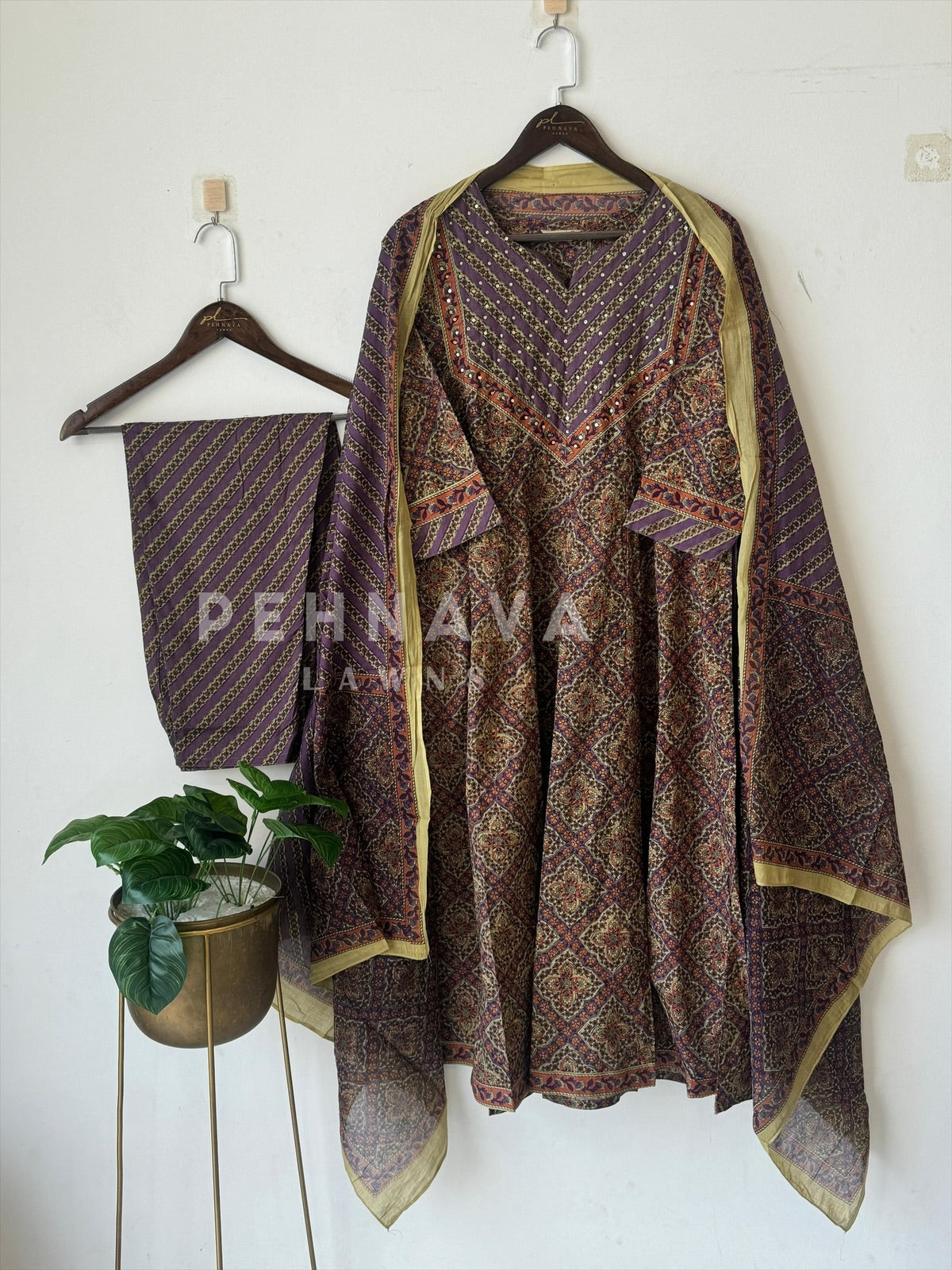 Printed kurtha Suit Set-5664 - Pehnava Lawns