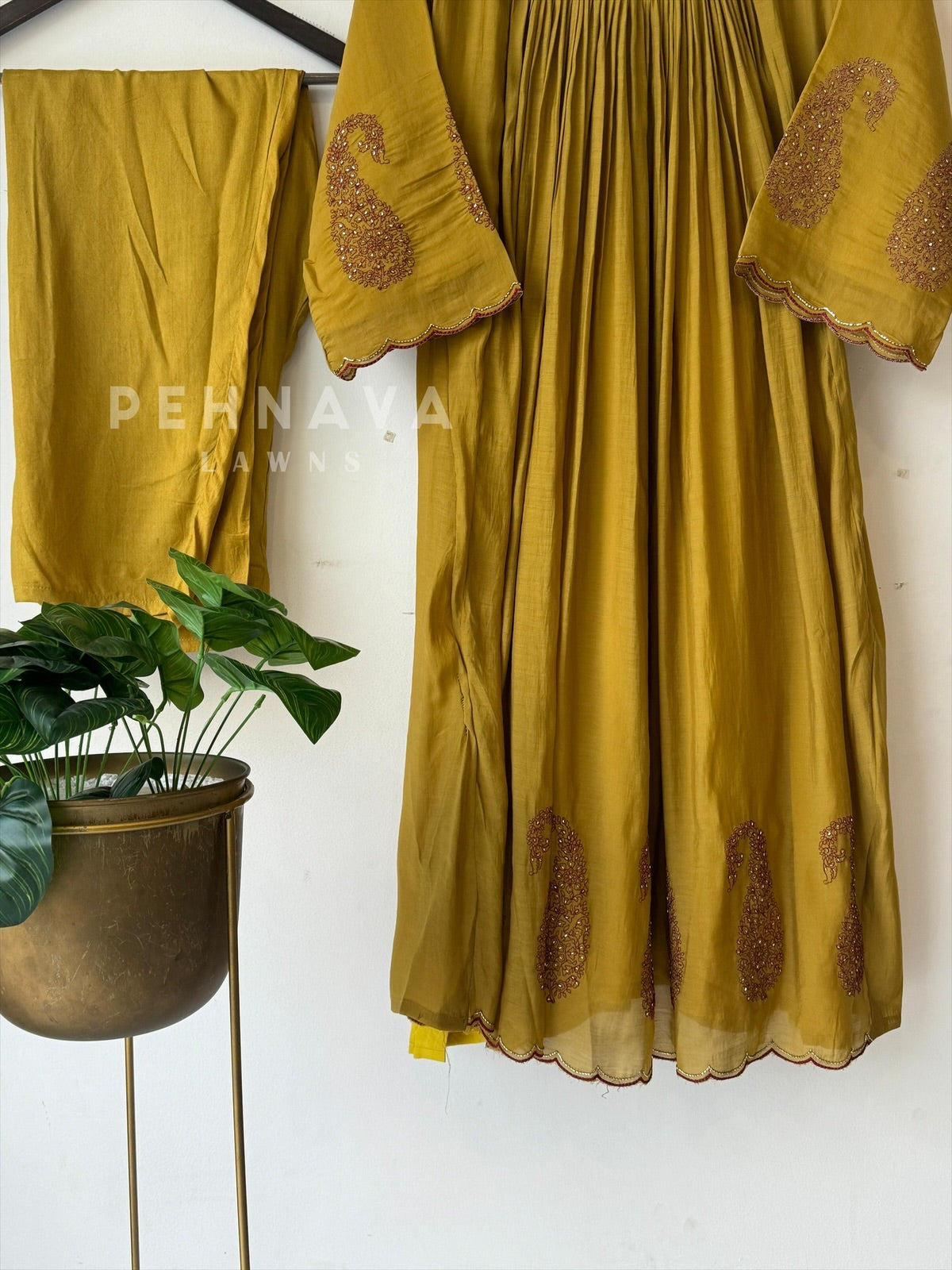 Classic Paisley Chanderi Suit [6-8 Dispatching time] - Pehnava Lawns