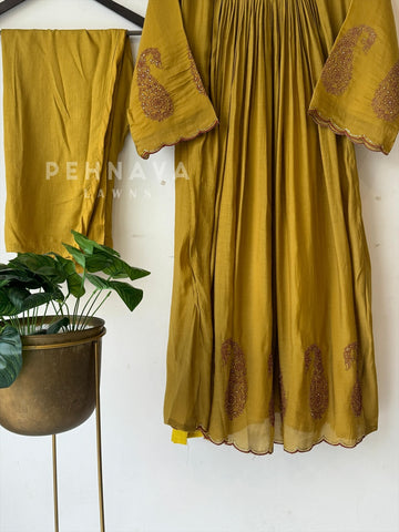 Classic Paisley Chanderi Suit [6-8 Dispatching time] - Pehnava Lawns