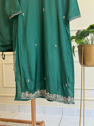 Silk hand detailed suit with organza scalloped dupatta -green8671
