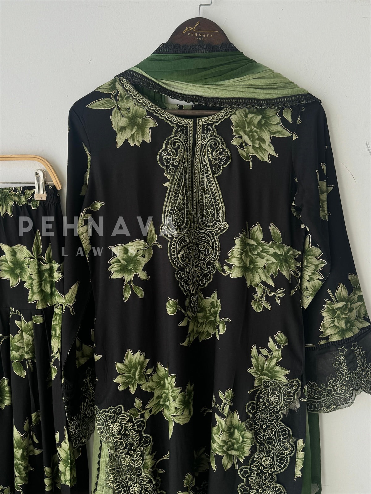 New Floral Embroidery Kurtha Suit Set-268 - Pehnava Lawns