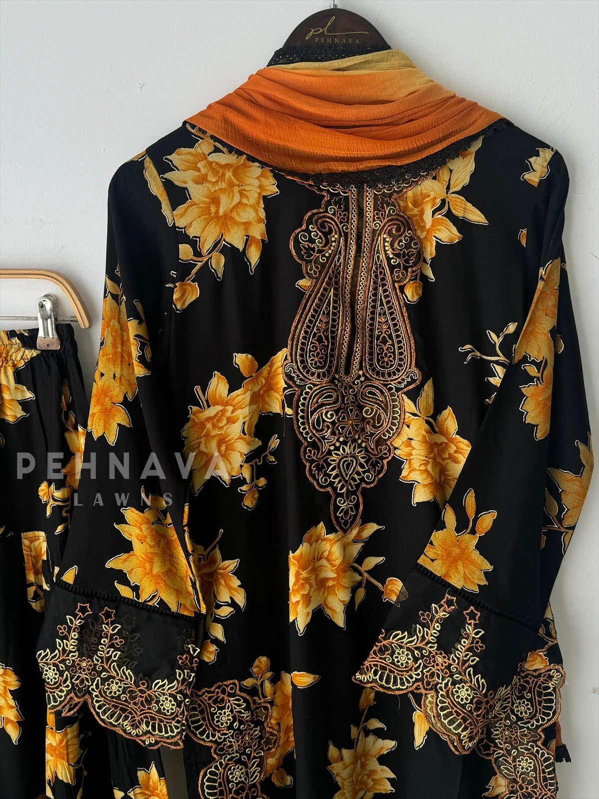 New Floral Embroidery Kurtha Suit Set-268 - Pehnava Lawns