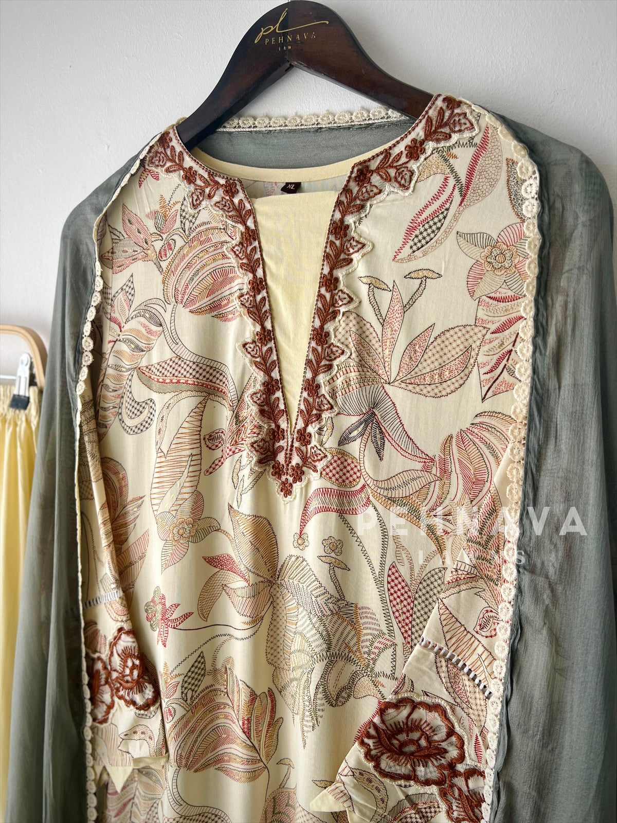 New Floral Embroidery Kurtha Suit