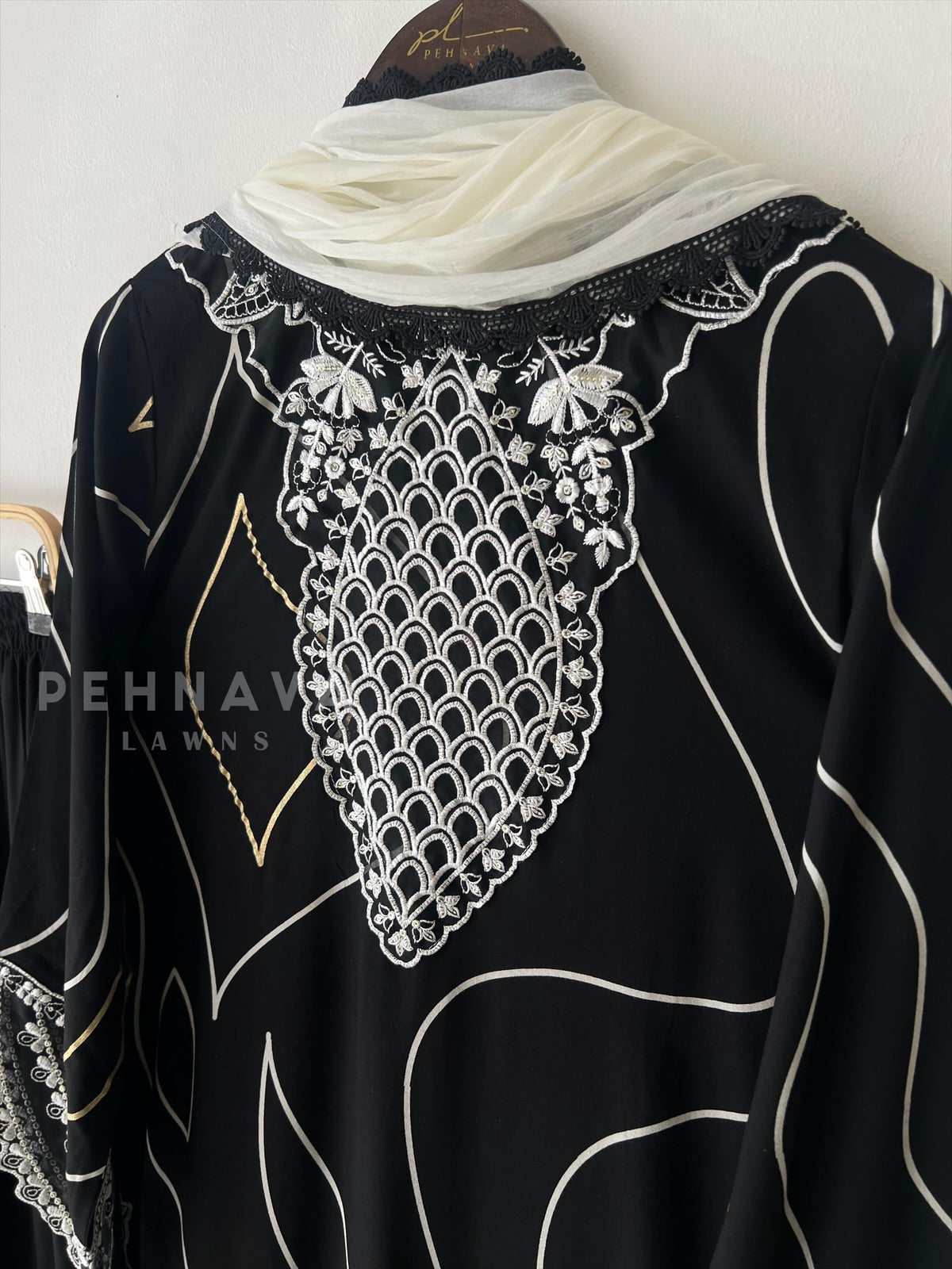 New Floral Embroidery Kurtha Suit-247 - Pehnava Lawns