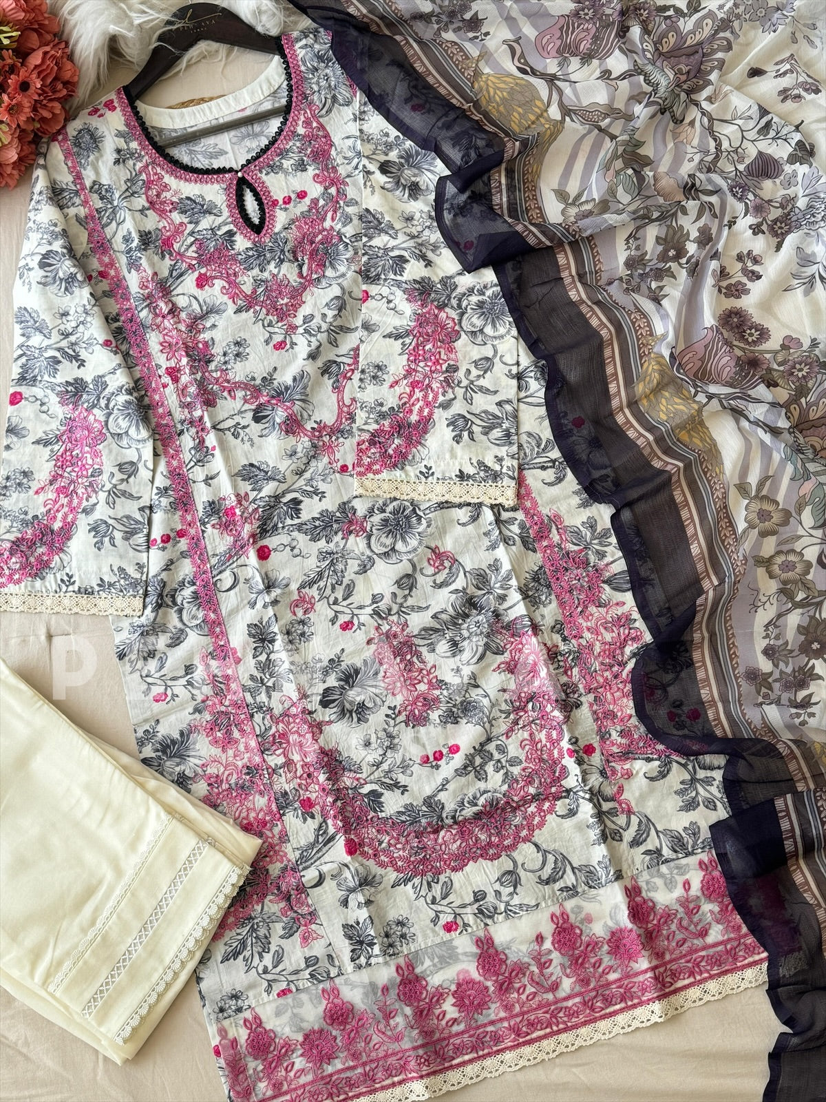 Floral Embroidered Lawn Suit-4004 - Pehnava Lawns