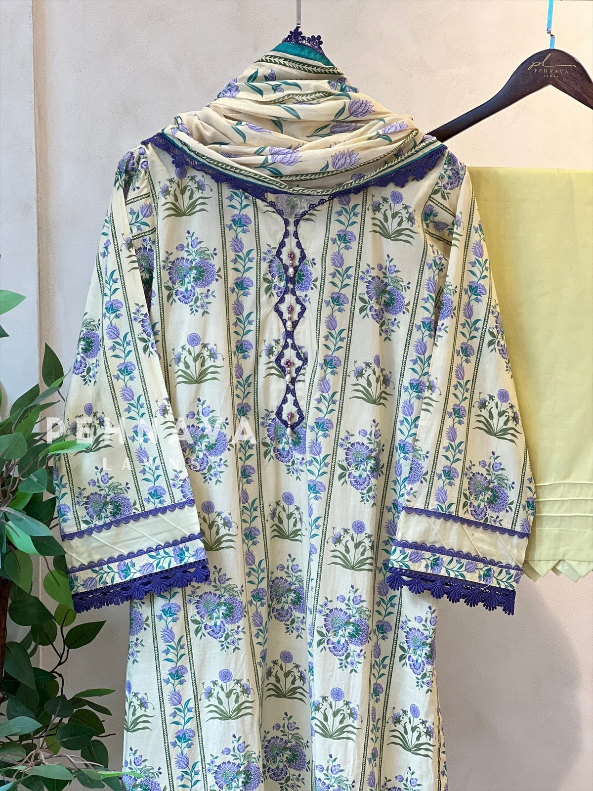 Luxurious trendy pure lawn