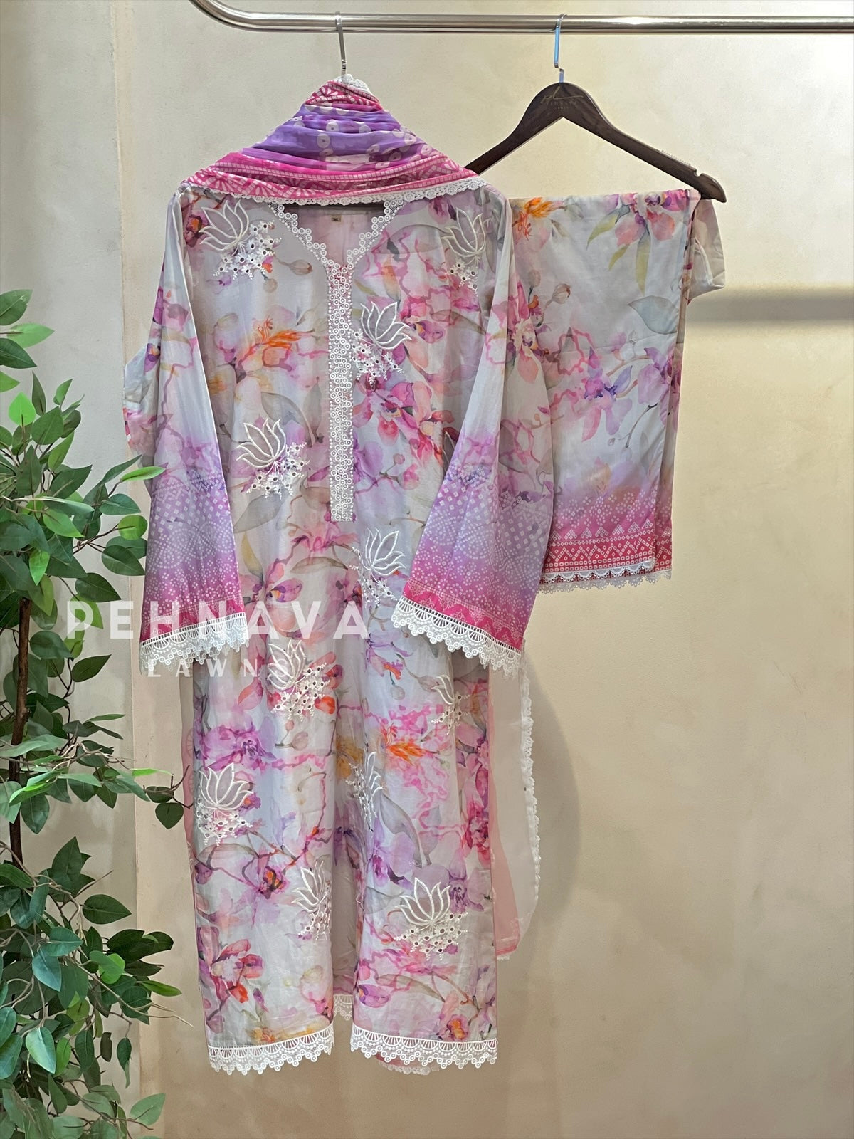Luxurious trendy pure lawn