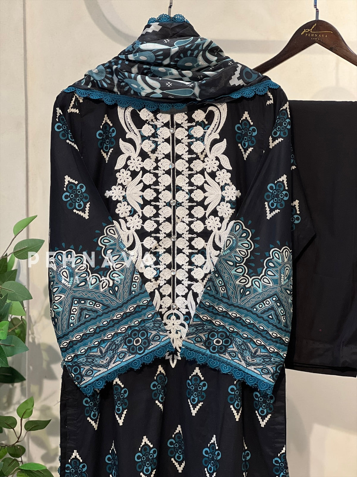 Luxurious trendy pure lawn