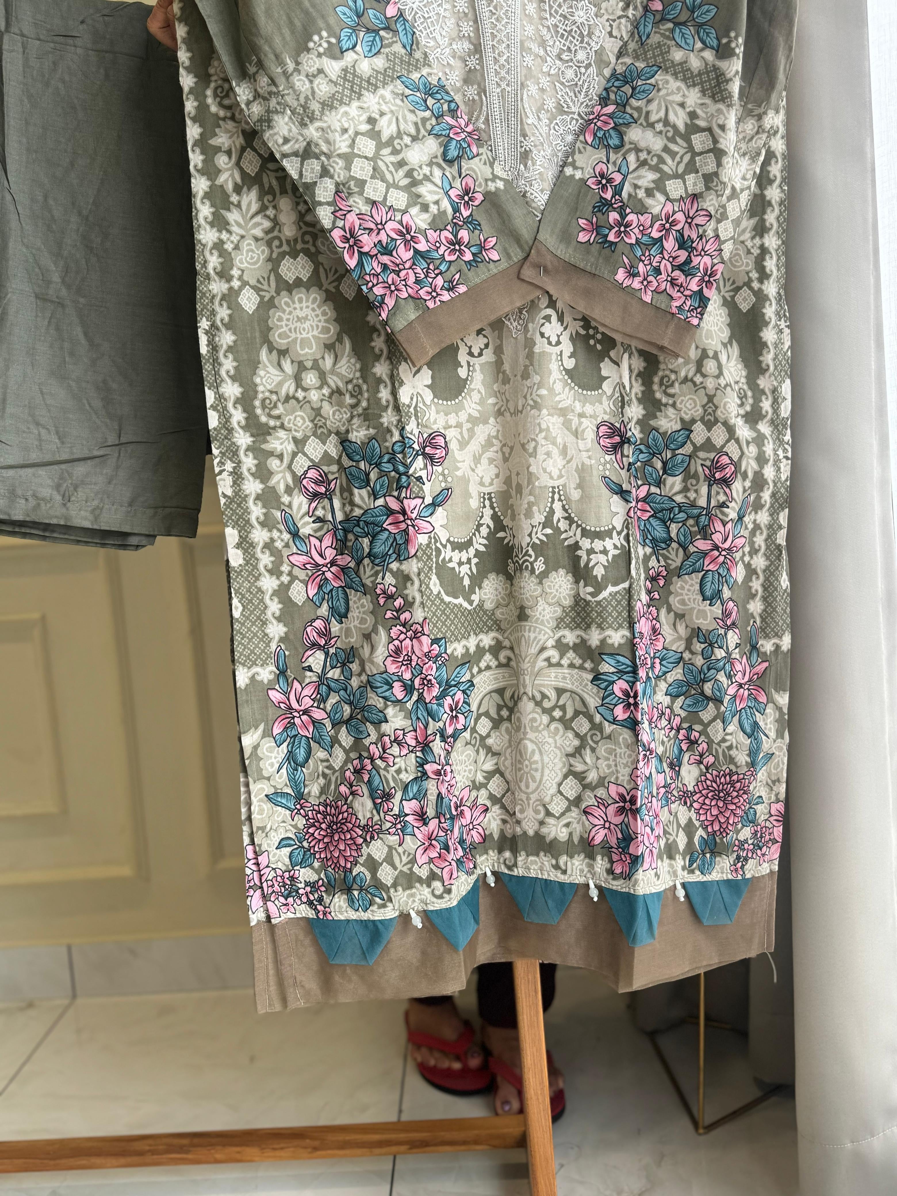 Embroidered Floral Pakistani Suit-3