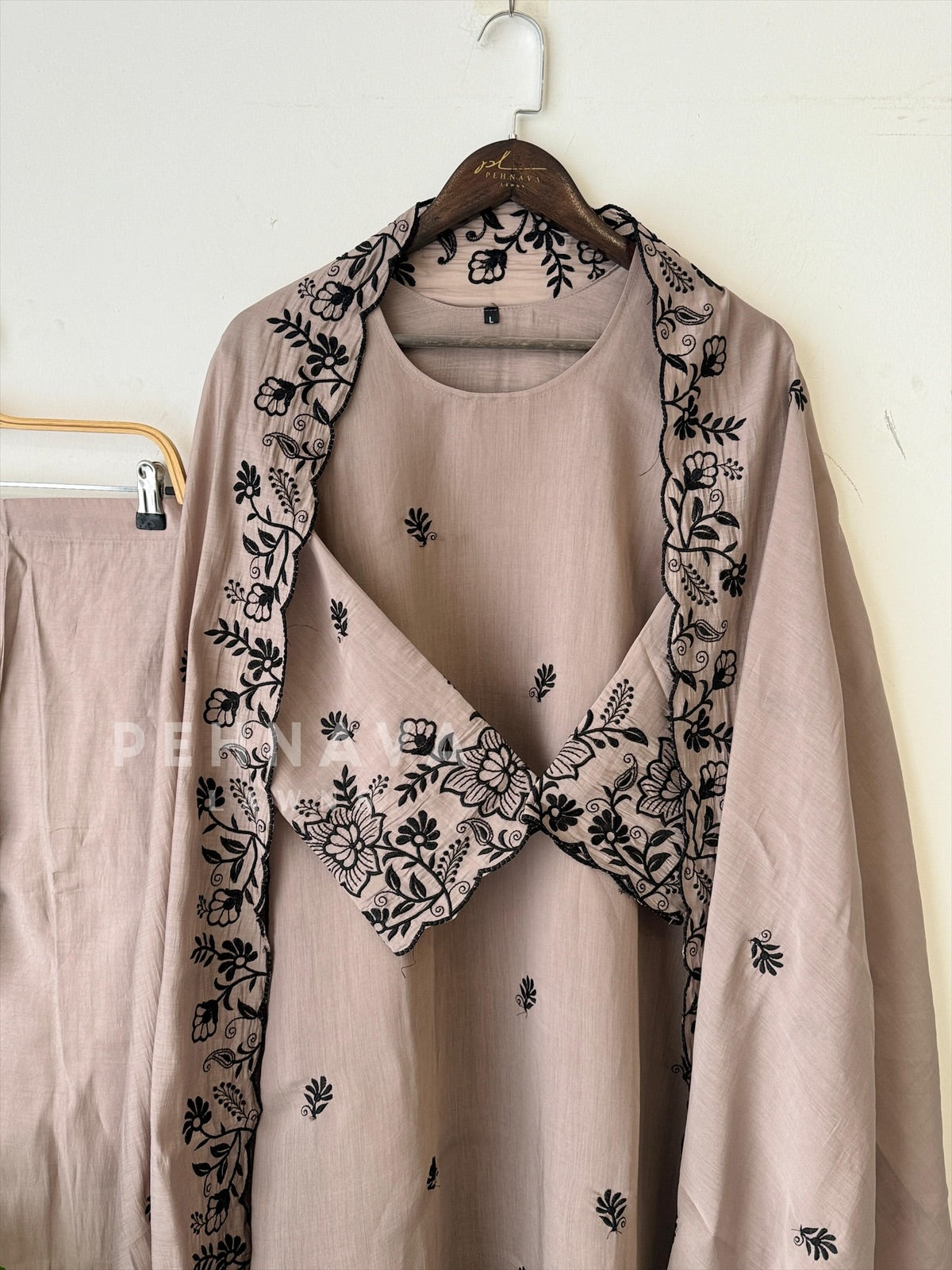 Chanderi Floral Threadwork Suit- 3013 - Pehnava Lawns