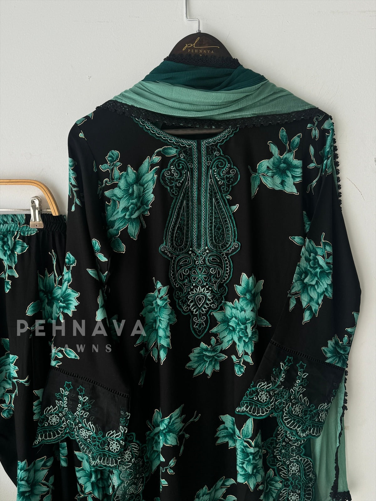 New Floral Embroidery Kurtha Suit Set-268 - Pehnava Lawns