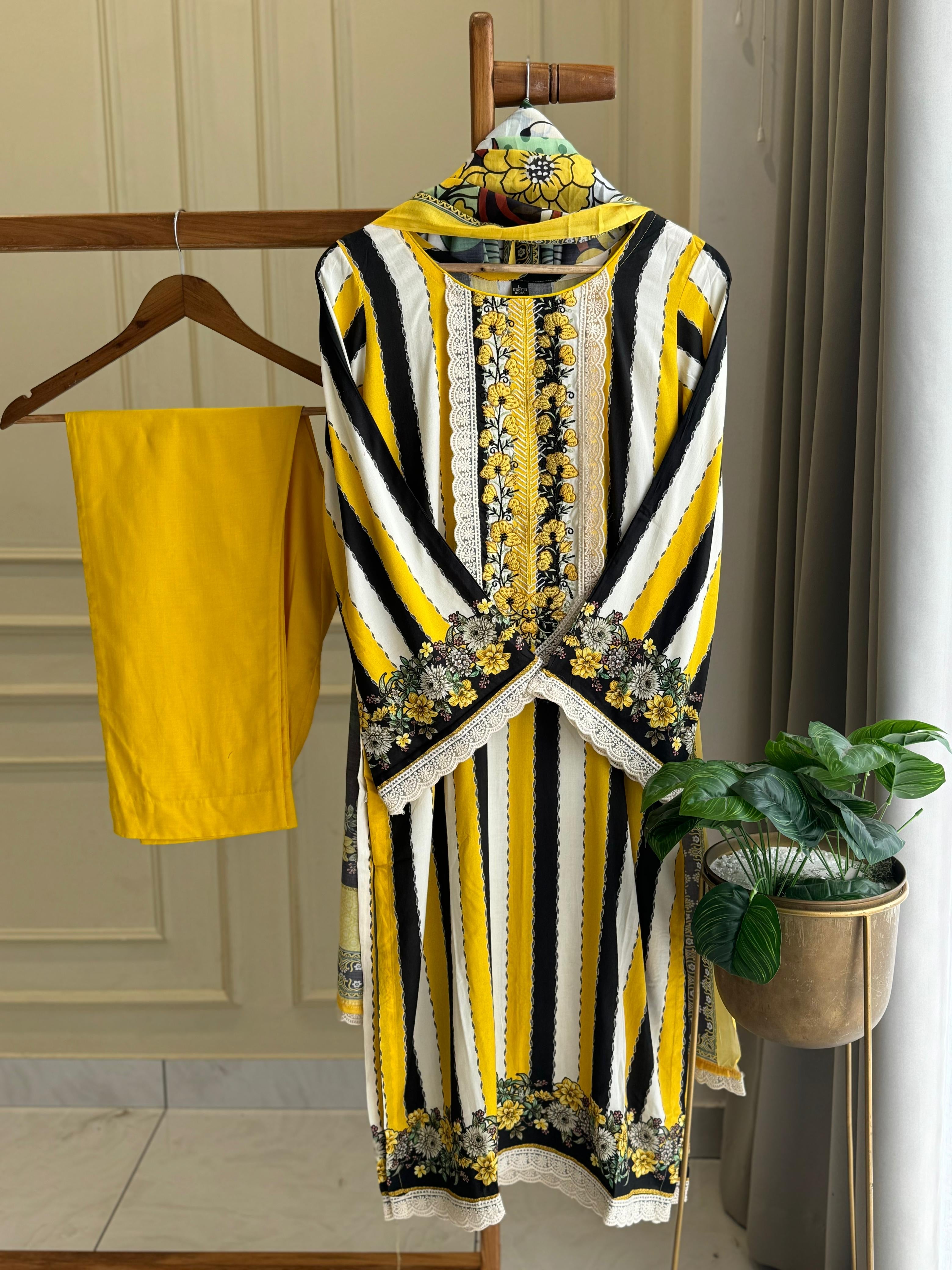 Striped Paksuit with Floral Accents Az0