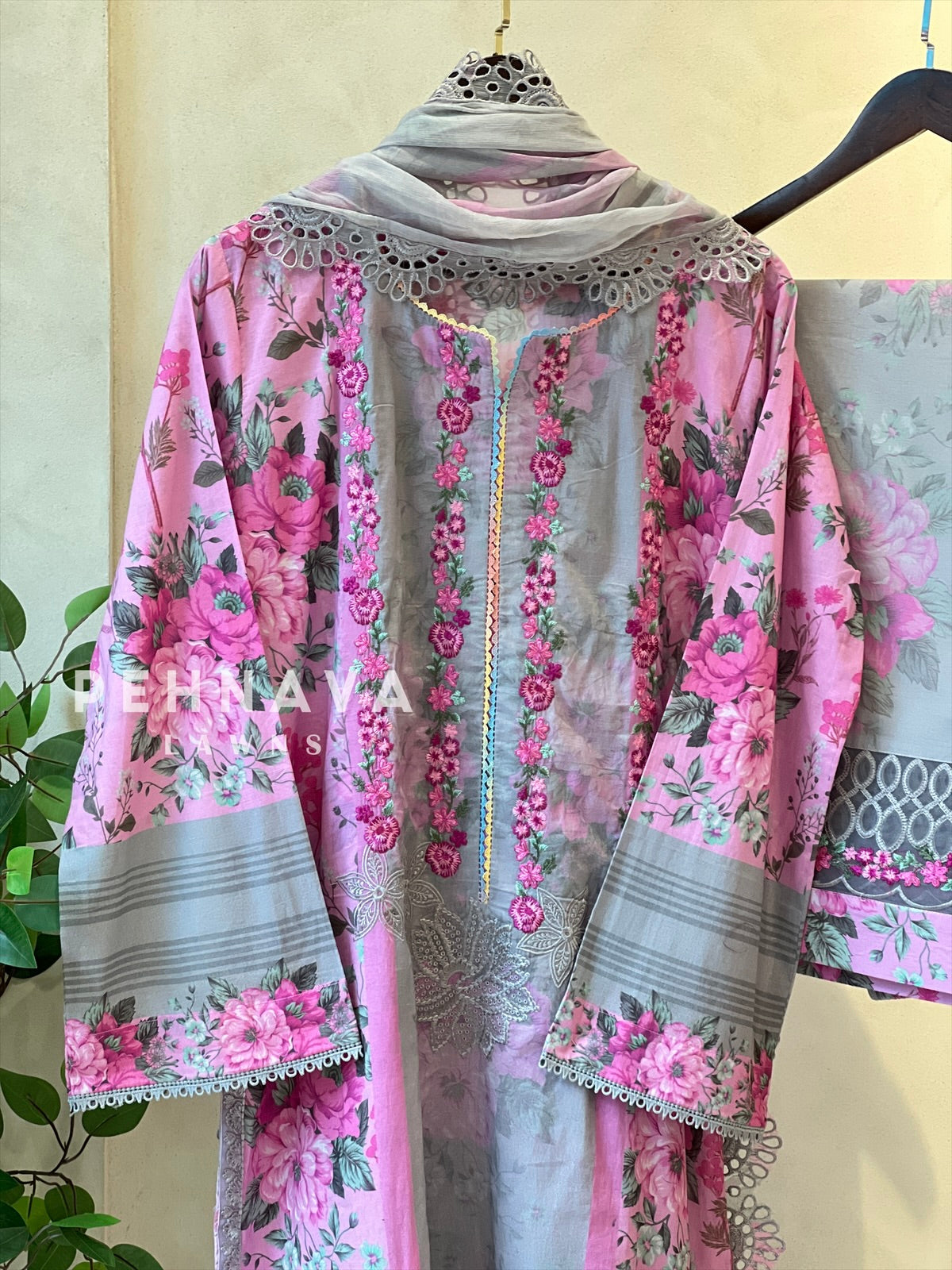 Luxurious trendy pure lawn