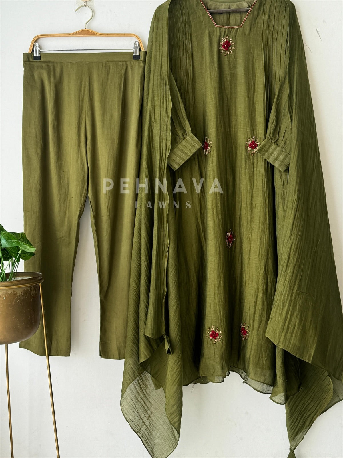 Premium Mul-Chandheri Handworked Suit - Pehnava Lawns
