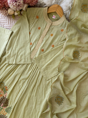 Cotton pleated suit with Embroidery detailings