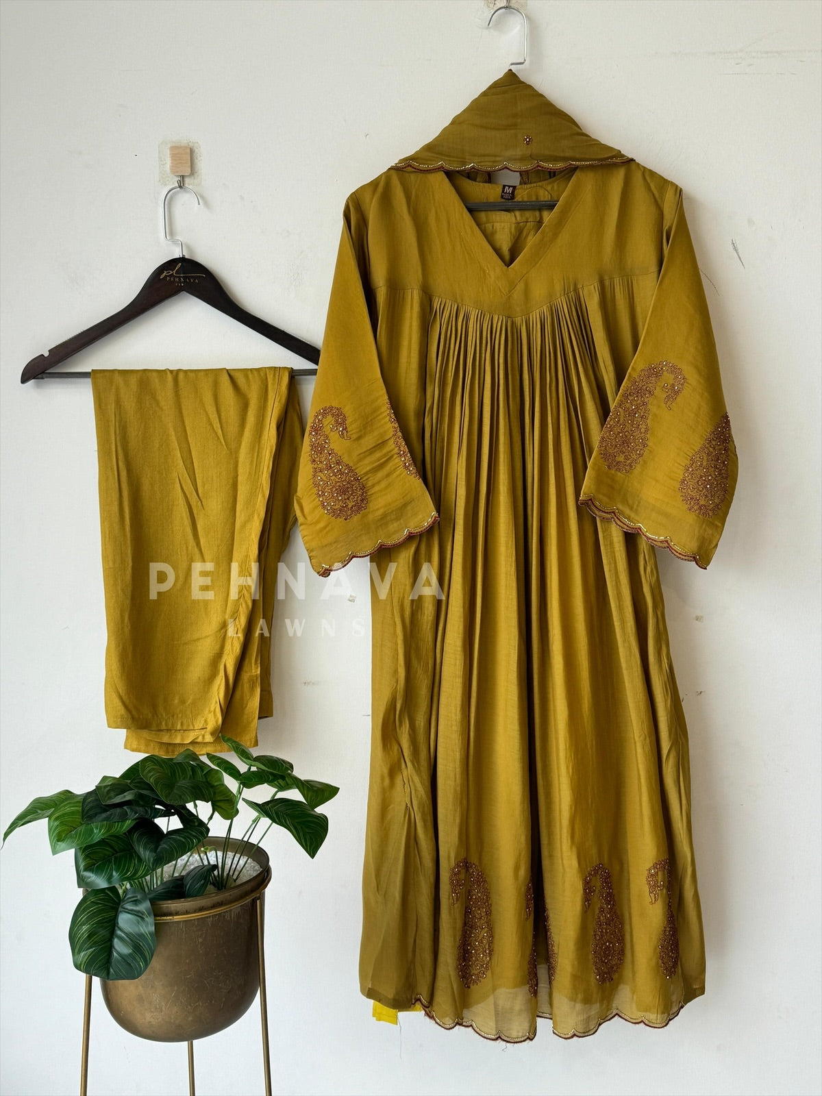 Classic Paisley Chanderi Suit [6-8 Dispatching time] - Pehnava Lawns