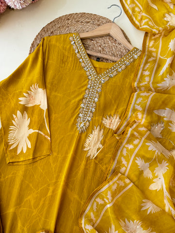 Pure crepe Suit featuring handwork detailings