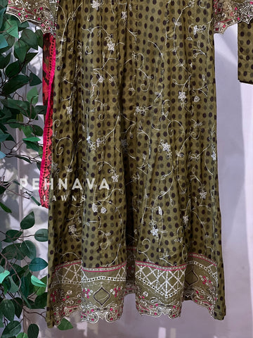 Luxurious trendy pure lawn
