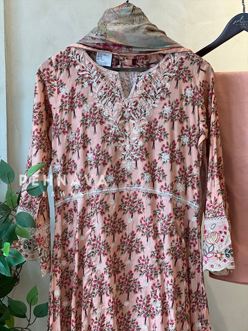Luxurious trendy pure lawn