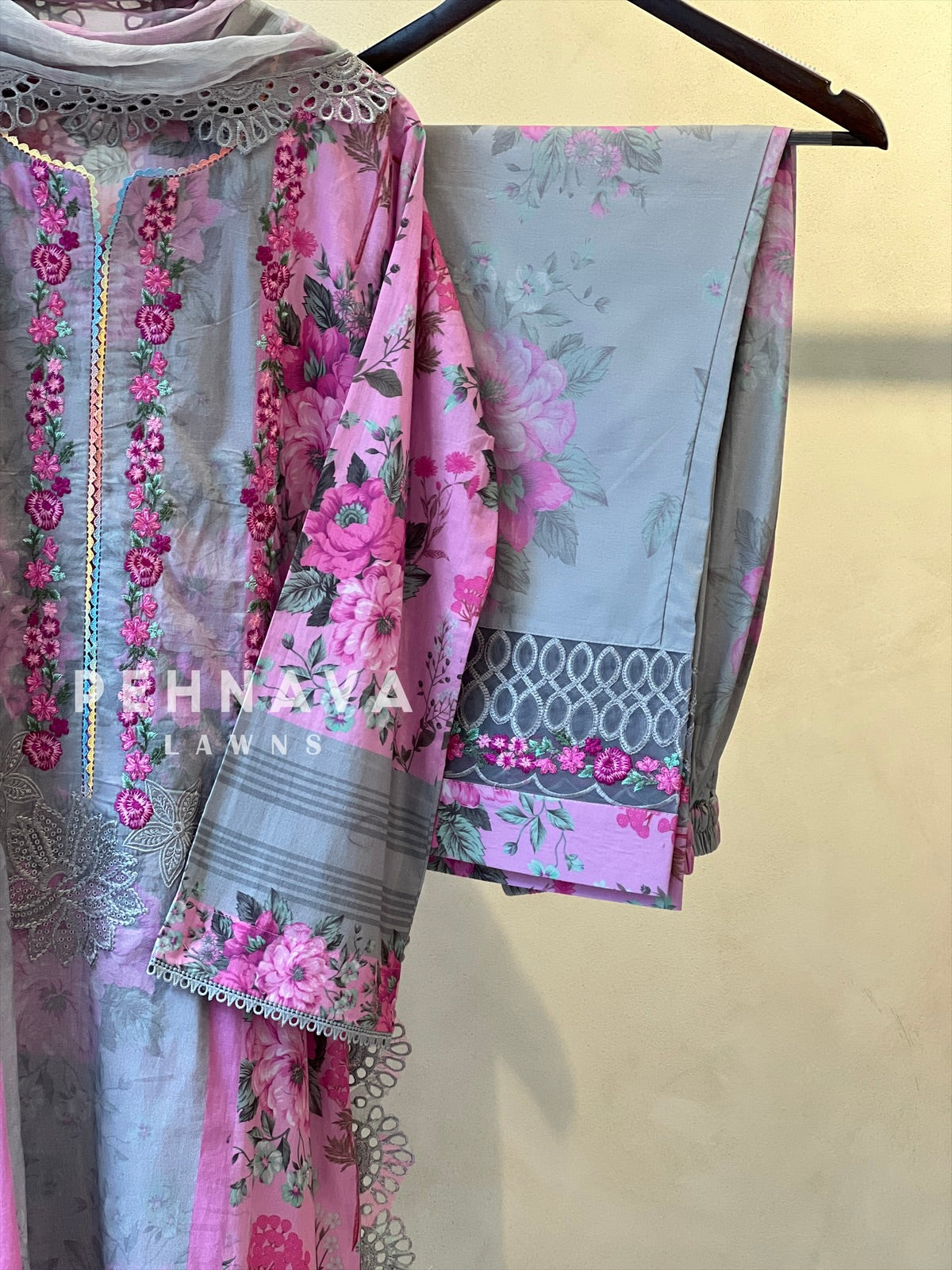 Luxurious trendy pure lawn