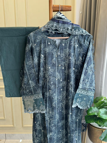 Signature Lawn Suit Featuring Lace Detailings-3