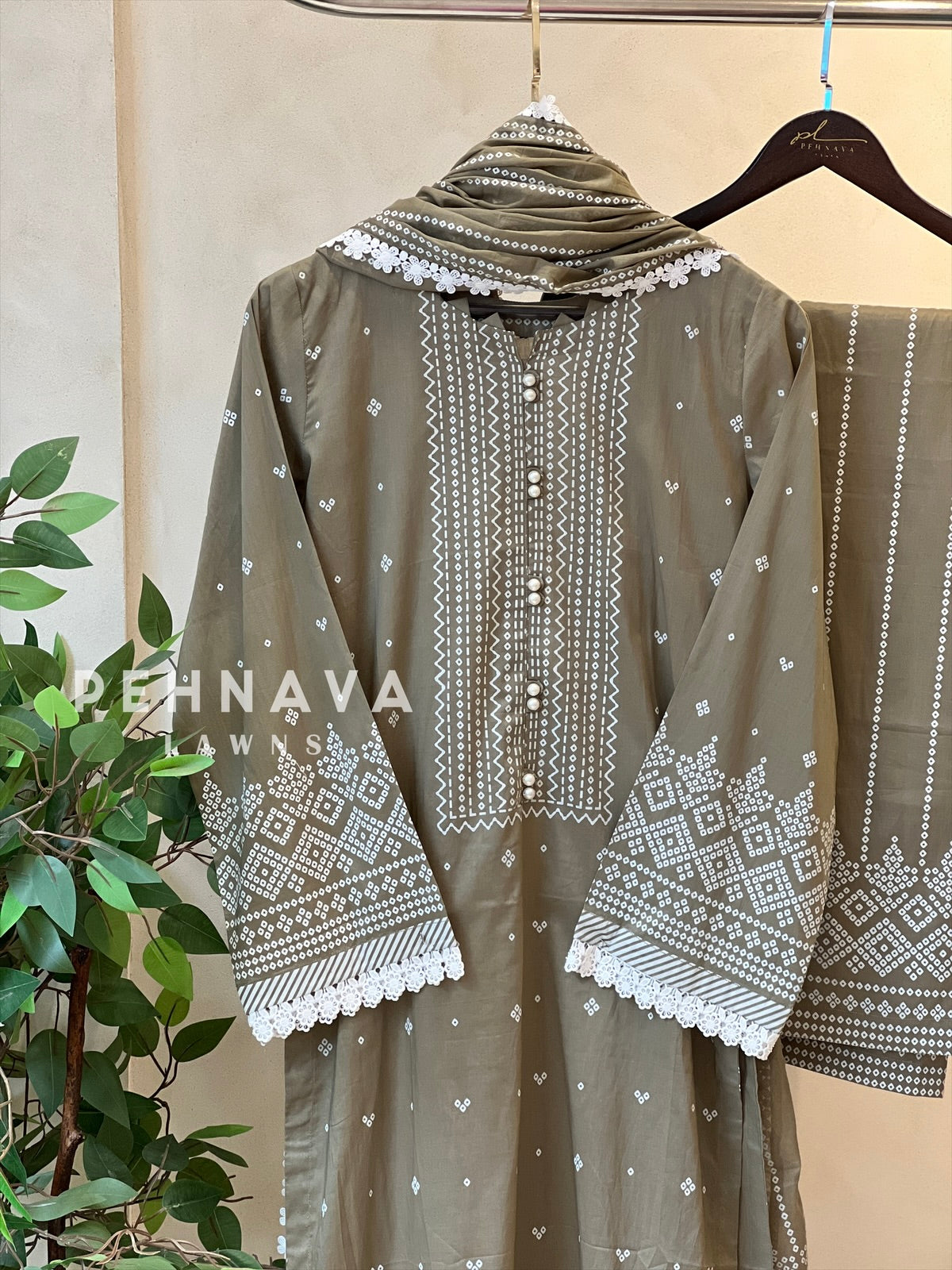Luxurious trendy pure lawn