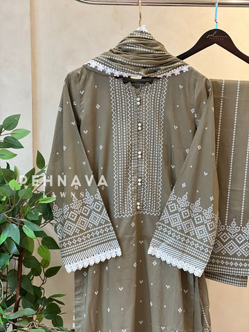 Luxurious trendy pure lawn