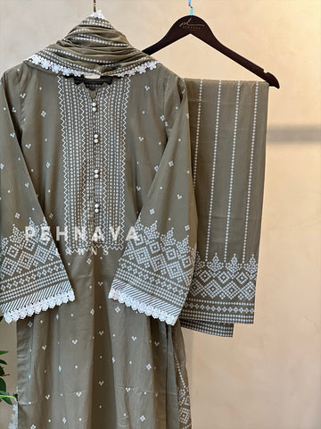 Luxurious trendy pure lawn