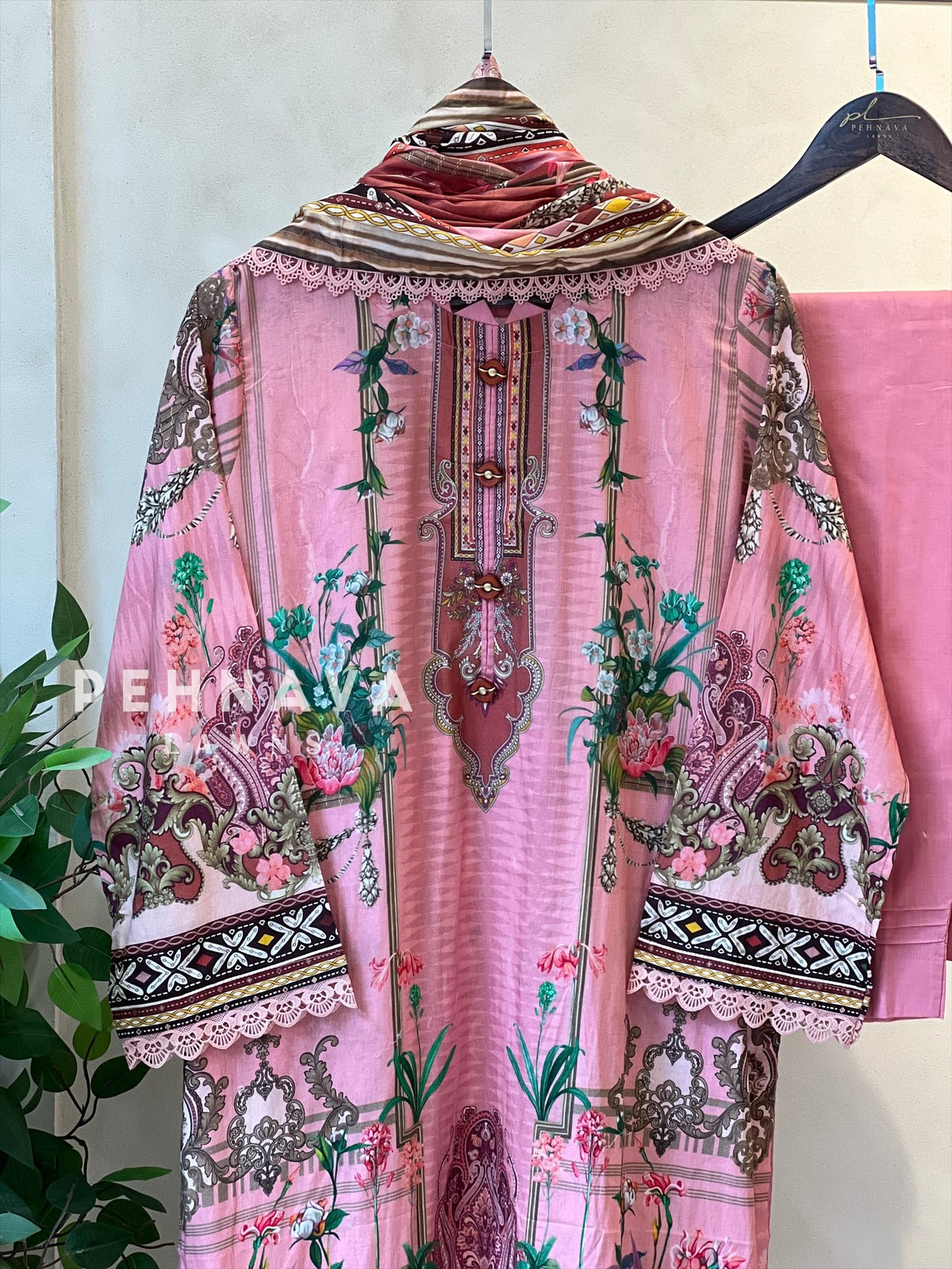 Luxurious trendy pure lawn