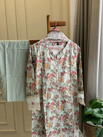 Signature Lawn Suit Featuring Lace Detailings-5