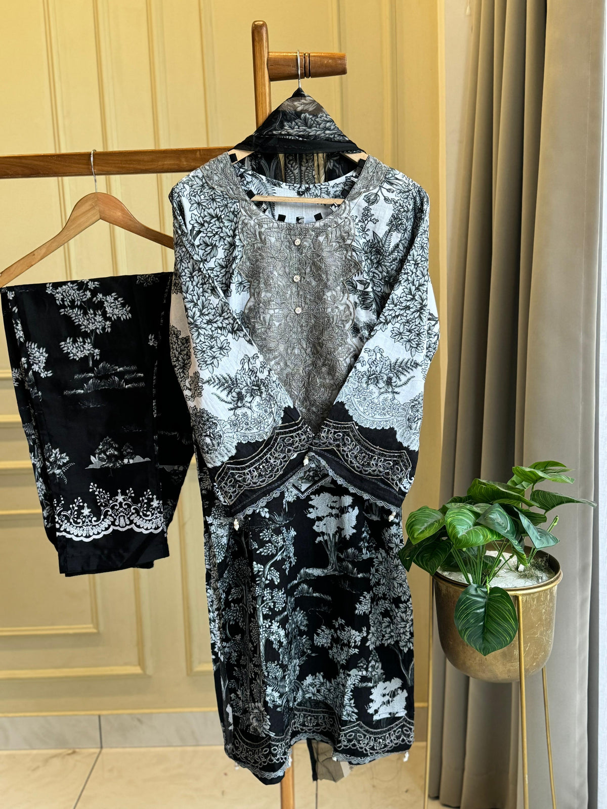 Premium Lace Detailed Lawn Suit-8
