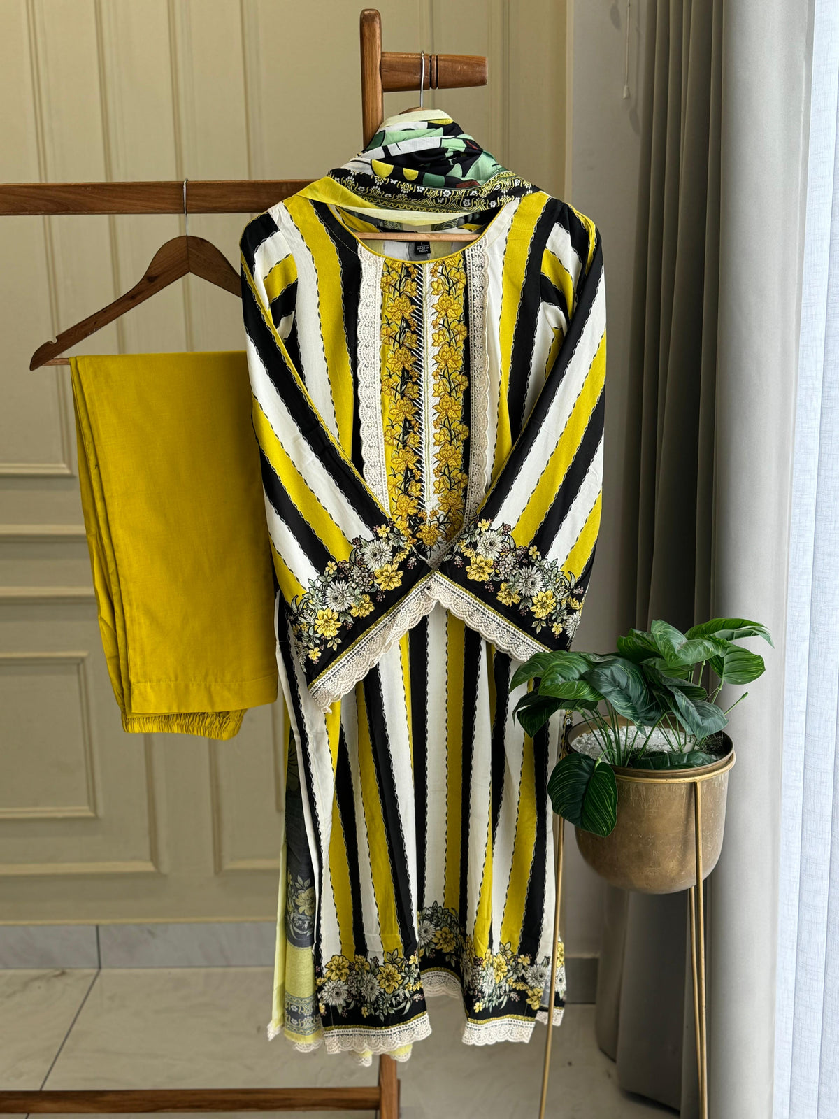 Striped Paksuit with Floral Accents Az0