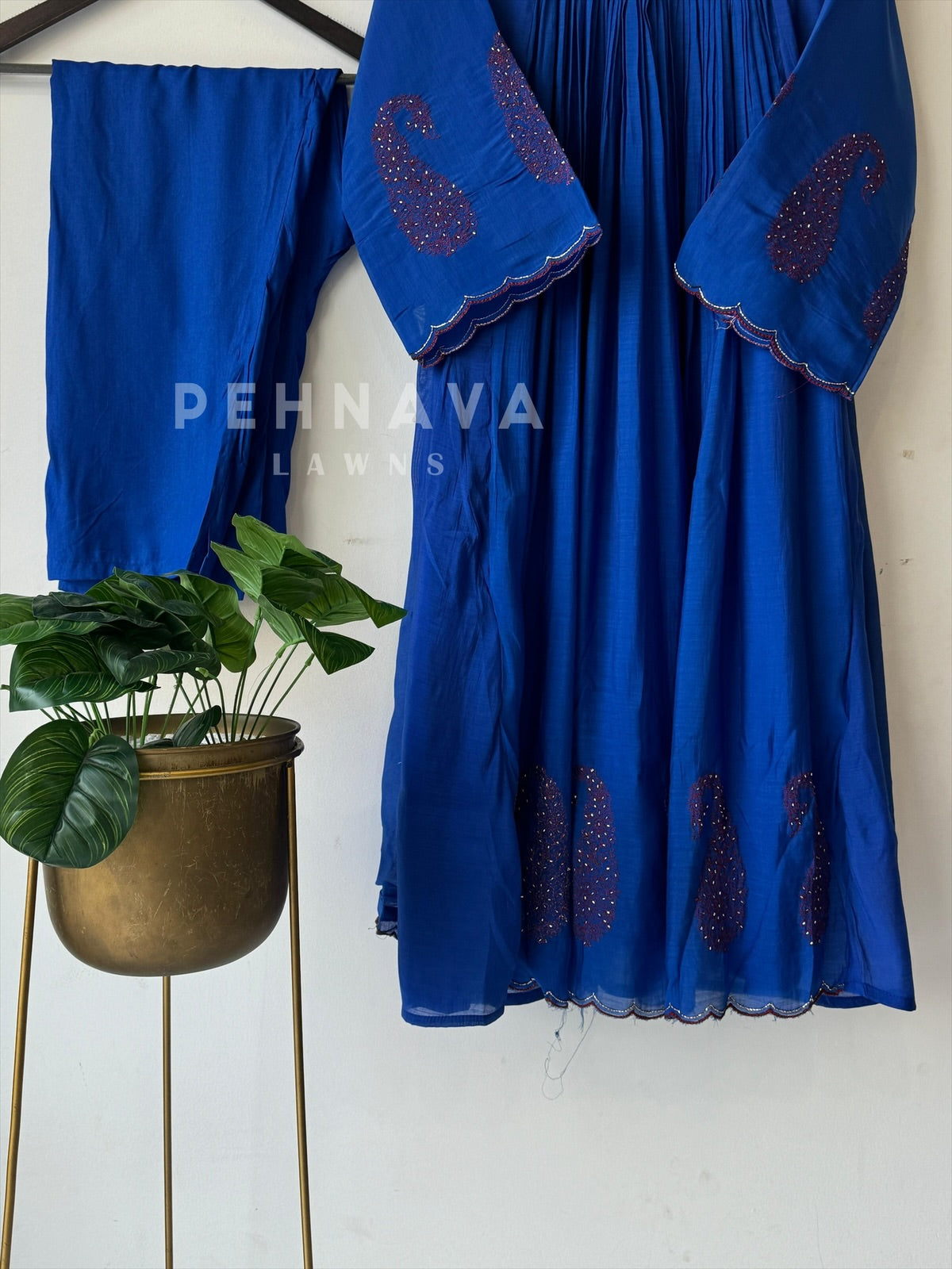 Classic Paisley Chanderi Suit [6-8 Dispatching time] - Pehnava Lawns