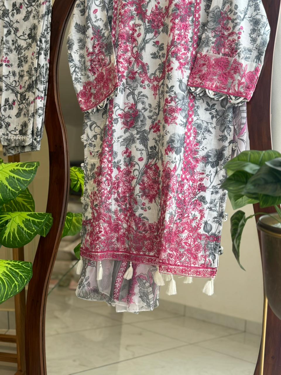 Traditional Embroidery Detailed Suit-7