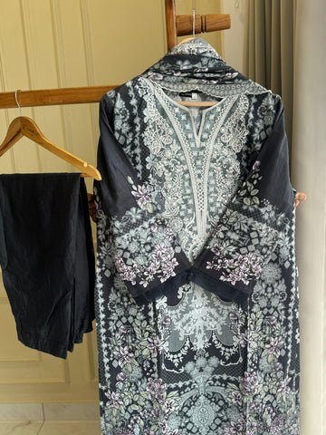 Embroidered Floral Pakistani Suit-5