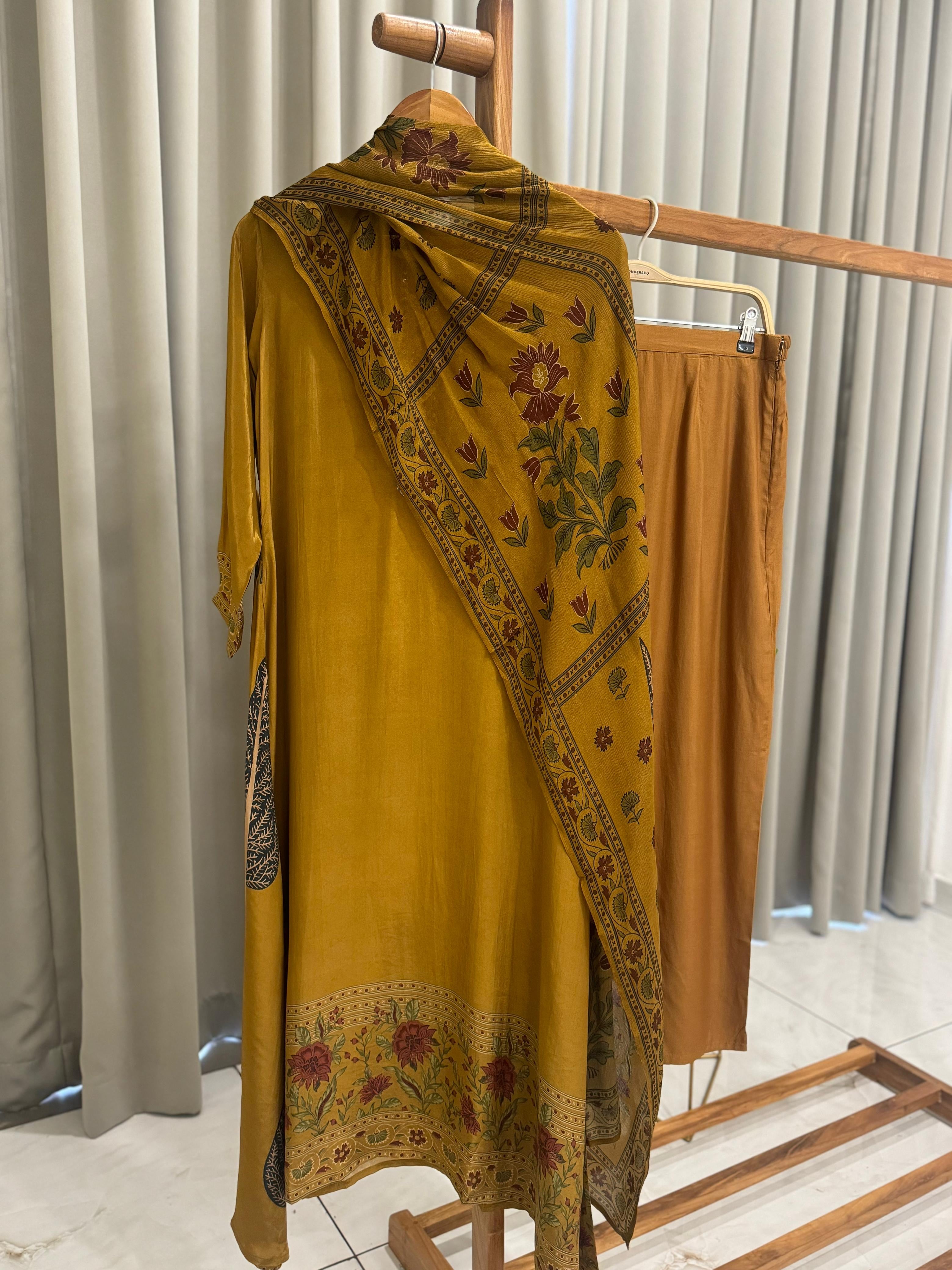 Premium Crepe Handloom Ensemble With Floral Dupata