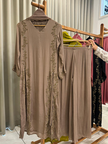 Chinnon handworked Side-slitted suit with flared bottom